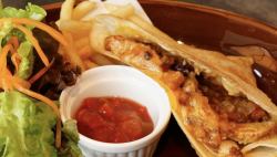 チキンチリコンカン&チーズ (サラダ、サルサソース付)