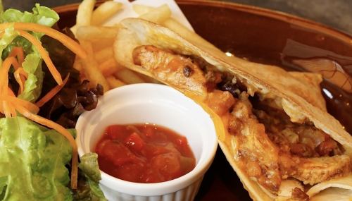 チキンチリコンカン&チーズ (サラダ、サルサソース付)