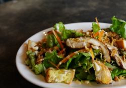 チキンとバゲットのボリュームサラダ