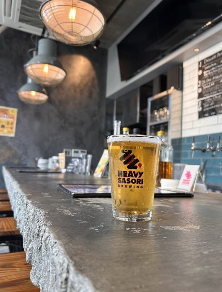 おひとりさまでも気軽に座れるカウンター席をご用意。出来たてのクラフトビールの香りに包まれながら、ご自身のペースでゆったりお過ごしいただけます。スタッフとの距離も近く、初めての方でも自然と居心地よく飲める空間です。ビールのラインナップは日々変わるので、様々な味をお楽しみいただけます。
