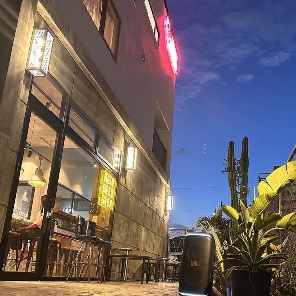 夜風が心地よい外席では、店内醸造のクラフトビールを開放的な空気の中でお楽しみいただけます。デートにも、ご友人との軽い一杯にもぴったり。気張らず過ごせる雰囲気で、観光の途中でもふらっと立ち寄れる使い勝手の良さが魅力です。