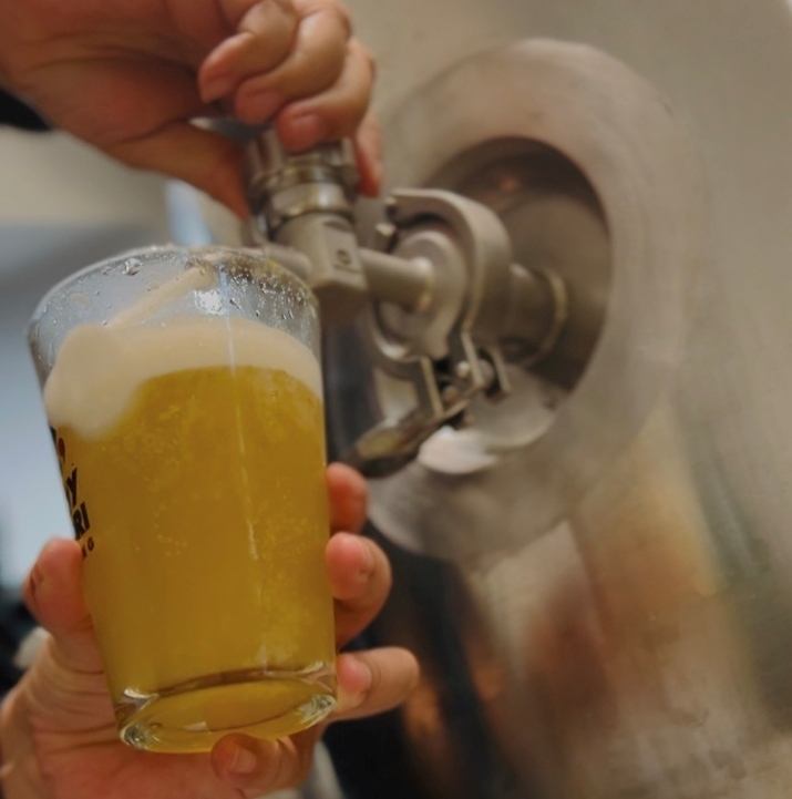 店内で作る出来立てのクラフトビールをどうぞ！