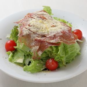 西班牙火腿和巴尔吉亚诺奶酪沙拉配香醋汁