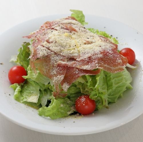 西班牙火腿和巴尔吉亚诺奶酪沙拉配香醋汁