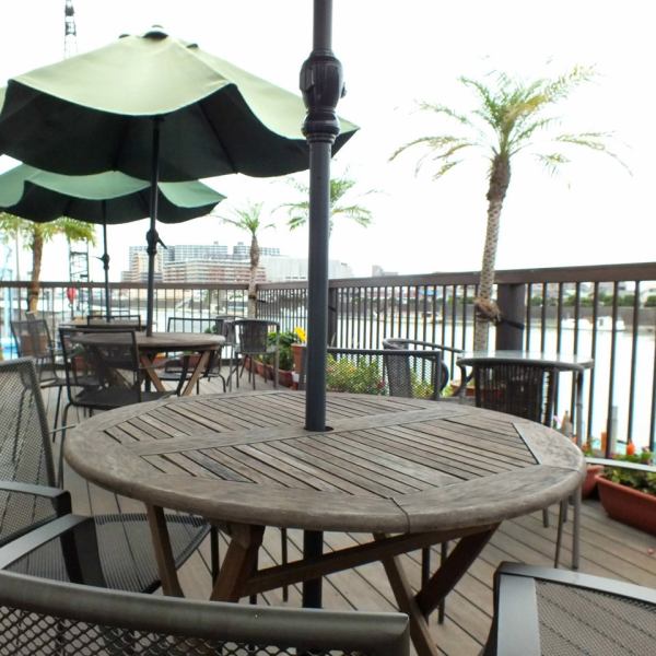 When the weather is fine, while taking a lot of sunshine on the wood deck terrace, a bit of elegant lunchtime.Please spend a relaxing time while feeling the refreshing wind near the sea.Terrace seats are "pet" companion OK.