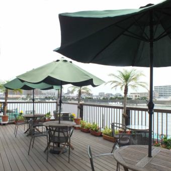 You can enjoy your meal on the terrace seat!