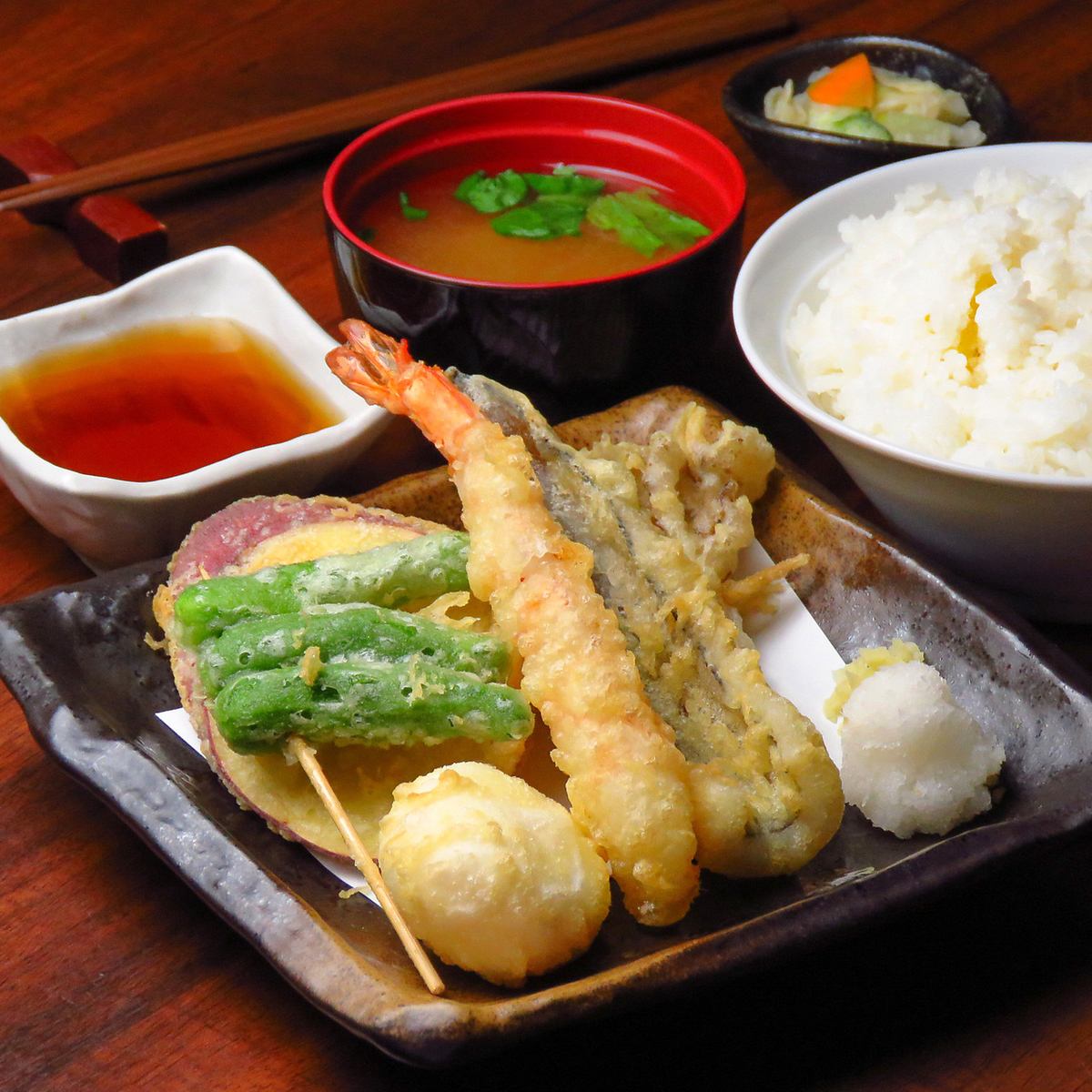 Enjoy a reasonably priced freshly fried tempura lunch.