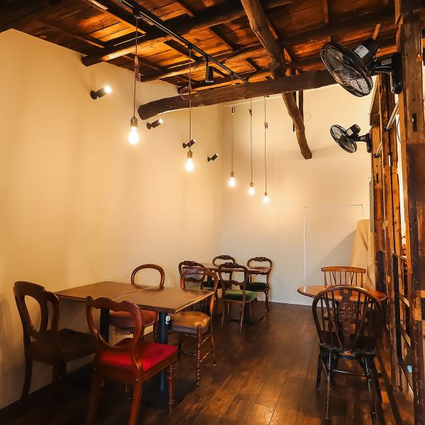 【大人の隠れ家レストラン】グループ利用が可能なテーブル席をご用意。宴会や会食にも使いやすいアンティークなインテリアで、温かみを感じる照明とゆったり過ごせるレイアウトが魅力です。過ごしやすさを追求した快適な空間で、贅沢なひとときを楽しめます◎丁寧なサービスで心も満たされる時間を演出します☆