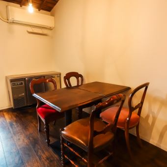 【テーブル】4名様席。