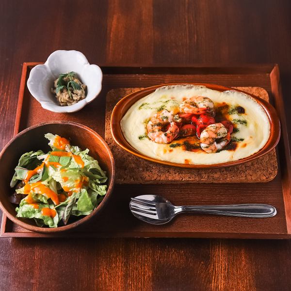 フレンチ出身シェフ特製！雑穀米のリゾット風ドリア。クリーミーで香ばしい自慢の定食は1200円～。