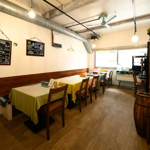 海をモチーフにしたこだわりの店内は、スタッフが一から作り上げた手作りの空間です!ターコイズブルーを基調とした爽やかな雰囲気の中、ゆったりとした時間をお過ごしいただけます。お一人様でのサク飲みから、ご友人同士でのランチや女子会まで大歓迎◎居心地の良い隠れ家のような空間で、素敵なひとときをどうぞ。