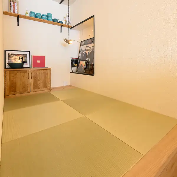 遊び心満載!店内の奥にはなんと「茶室」を完備しております。海をテーマにしたお洒落な洋風空間とのギャップがあります。畳敷きの和の空間は、3名様までご利用可能な半個室となっており、足を伸ばしてリラックスしてお過ごしいただけます。一味違うプライベートな時間をお楽しみください。