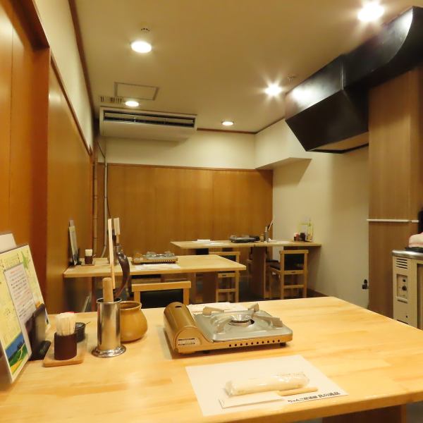 【趣のある空間でゆっくりとした時間をお過ごしいただけます】落ち着いた雰囲気が広がる店内には、ゆったりとくつろげるテーブル席をご用意しております。女子会などのご宴会にもぴったりな空間で、会話も自然と弾みます◎