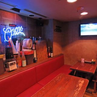 ＴＶモニター付きソファー席。８名～14名まで使用可能（応相談・要予約）女子会、誕生会、記念日にぴったり！！