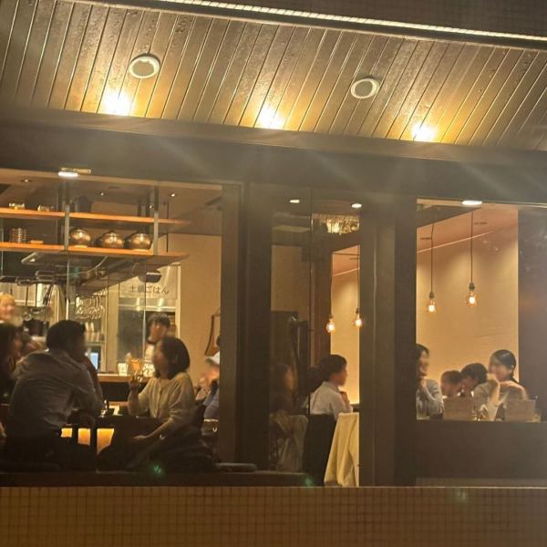 【おしゃれ空間で味わう、土鍋ごはんと和食☆】同僚とのサク飲みはもちろん、ごはんメインの夜カフェ利用やデートなど、雰囲気と料理の美味しさを思う存分楽しめる工夫が詰まっています。アルコールもノンアルも充実なラインナップで皆で楽しめます♪