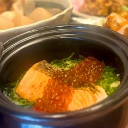 아무리 구운 연어 흙 냄비 밥