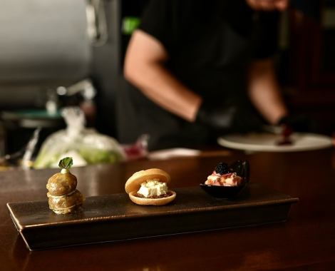 店内にはカウンター席をご用意しております。2名様がご利用できるカウンター席が3つあるので、記念日などのデートや親友のお祝い事にもお使いいただけます。また3名様でお座りいただけるカウンター席もありますので、接待にもご利用いただけます。