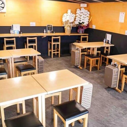 <p>店内にはゆったりとくつろげるテーブル席を4名様用×6卓ご用意しています◎広々としたアットホームな空間なので、ご友人同士での飲み会や会社のご宴会など様々なシーンでワイワイ楽しくお過ごしいただけます♪貸切など大人数でのご利用もお気軽にご相談ください。</p>