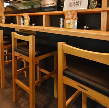 <p>お一人様でもふらっと立ち寄りやすいカウンター席もご用意しています。お仕事帰りにちょっと一杯飲みたい時や、美味しい海鮮料理や串揚げをゆっくりと楽しみたい時にもオススメです♪スタッフとの会話も楽しめる、アットホームな雰囲気も魅力のひとつです◎</p>