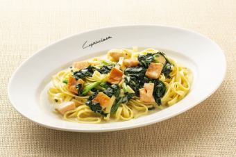 Tagliatelle with smoked salmon and spinach in cream sauce