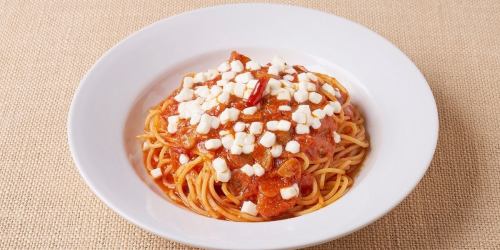 Tomato, garlic and mozzarella