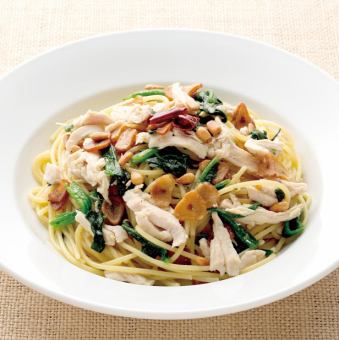 Steamed chicken, spinach and pine nut peperoncino spaghetti