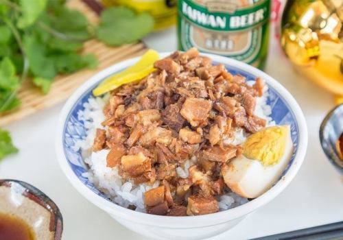 「魯肉」は甘辛く煮込んだ豚肉、「飯」はご飯を意味します。