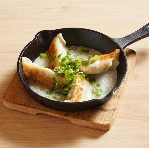 Mizutaki gyoza (dumplings cooked in white soup)