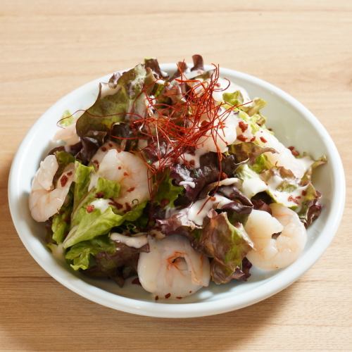 Boiled shrimp Caesar salad with cheese flavor