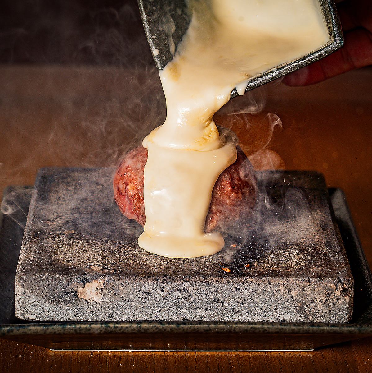 The lava-grilled hamburger steak made from 100% Hokkaido beef is a very impressive dish!