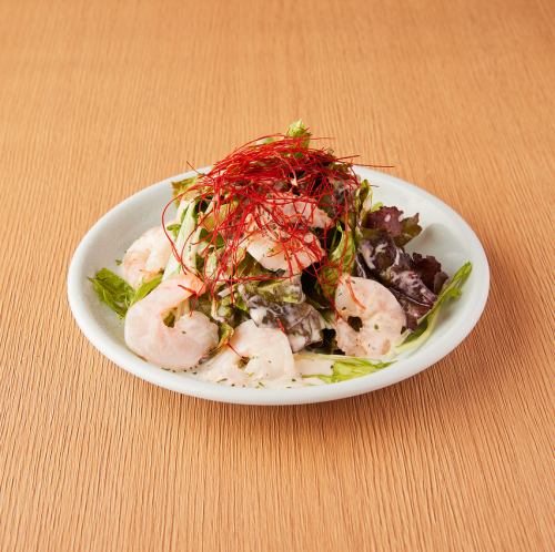 Boiled shrimp Caesar salad with cheese flavor