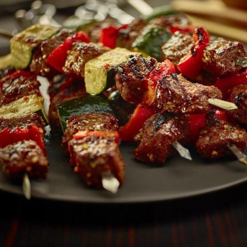 Enjoy a new style of meat skewers where you eat yakiniku on skewers!