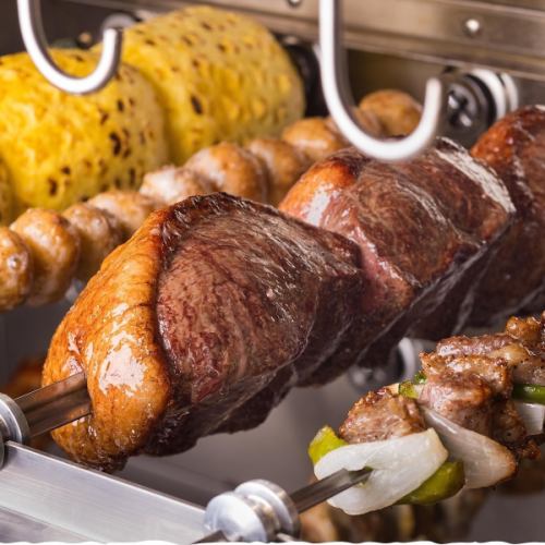 [All-you-can-eat lunch Churrasco] Freshly baked hot chunks of meat cut in front of you.You can enjoy 15 types ♪