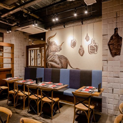 We have spacious table seats that can accommodate a variety of people from 2 people to a variety of people.Basically, the seats are for 4 people, but it is possible to move seats depending on the situation.Please feel free to contact us ♪