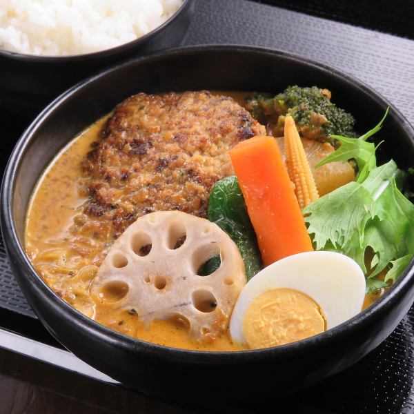 【当店のおすすめ】野菜＆肉でボリューム満点！14種の野菜＆手ごねハンバーグスープカレー　1,430円(税込)