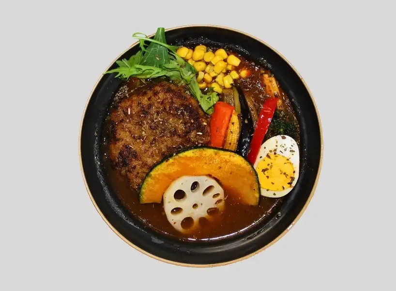 【当店のおすすめ】野菜＆肉でボリューム満点！14種の野菜＆手ごねハンバーグスープカレー　1,500円(税込)