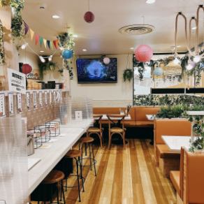大人数宴会のお客様にもオススメの店内貸切。団体様用席は皆様のお顔が見える様なお席の作りとなっており宴会や飲み会にはピッタリのお席となっております。団体様用の幹事様一名無料クーポンなどもご用意御座いますので是非ご検討下さい。