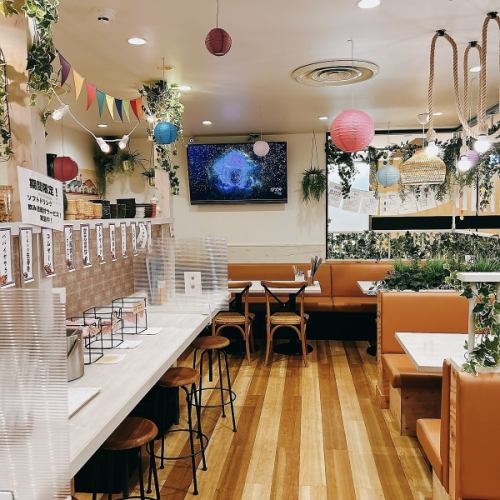 大人数宴会のお客様にもオススメの店内貸切。団体様用席は皆様のお顔が見える様なお席の作りとなっており宴会や飲み会にはピッタリのお席となっております。団体様用の幹事様一名無料クーポンなどもご用意御座いますので是非ご検討下さい。