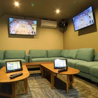 This is a VIP room with karaoke.Please relax and unwind in our spacious sofa seating or in our completely private rooms.The recommended number of people is 6-8, but it can accommodate up to 10 people.*An additional room charge of 5500 yen will be applied.