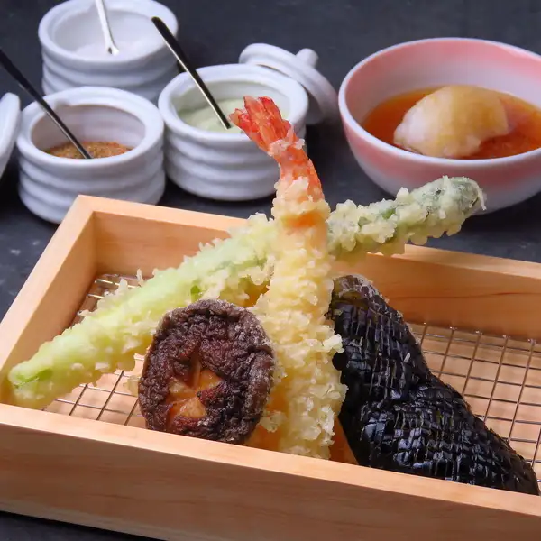 お肉、お魚、季節のオススメ料理など20種類以上ご用意しております!