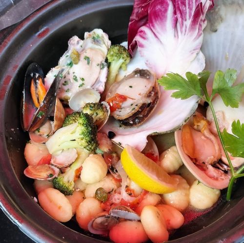 【4月】 多種の貝類とニョッキの旨味たっぷり白ワイン蒸し(帆立・浅利・ムール等)【焼きたてバゲット付き】