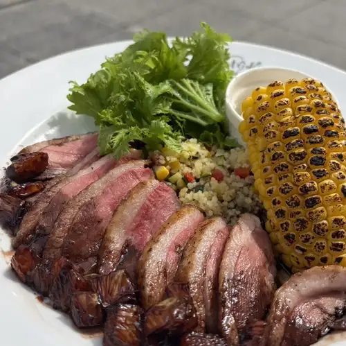 【7月】 鴨肉の低温ロースト【バゲット付き】 焦がしコーンと小麦サラダ添え ~オレンジバルサミコソース~