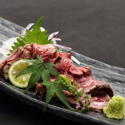 It's delicious because it's a specialty store! Enjoy fresh beef sashimi and low-temperature cooking♪