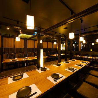 2名様～ご利用可能な個室席を多数ご用意しております。デートや記念日に雰囲気のあるプライベート空間です。扉付き完全個室となっておりますので周りを気にすることなくお過ごし頂けます。お席のみのご予約も承っておりますのでお気軽にご予約ください。