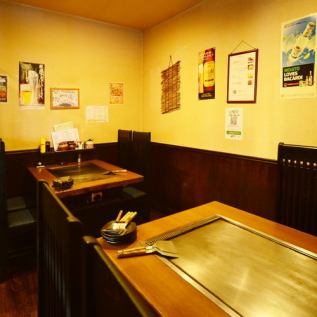 【宴会向きの席　半個室テーブル席！】店内の一番奥にあるのれんで仕切りがついた半個室テーブル席！2名～最大8名様迄のご宴会が可能です！デート、合コン、誕生日、記念日のお祝い事などにこのお席はぴったりです☆ぜひそういった機会がある際は一度店舗までお気軽にお問い合わせ下さい♪