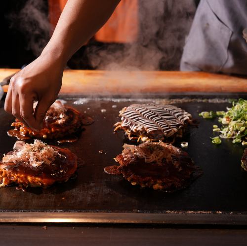 老舗の鉄板焼屋が作るお好み焼は絶品!