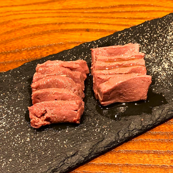 [An exquisite dish that will make you want to drink more♪] Low-temperature cooked beef liver 550 yen (tax included)