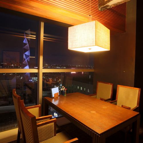 It is a popular seat with a view of the night view.It is recommended that you make a reservation in advance before coming to the store.