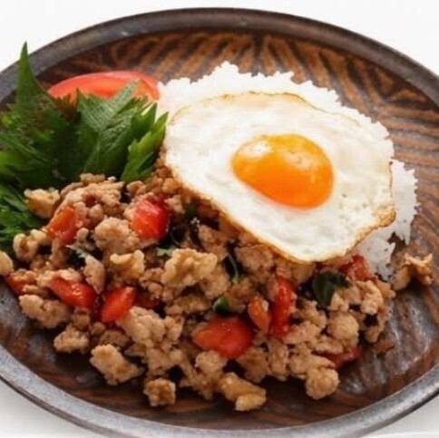 現地の情緒溢れる店内で本格的なベトナム料理&ベトナムビールを堪能ください♪