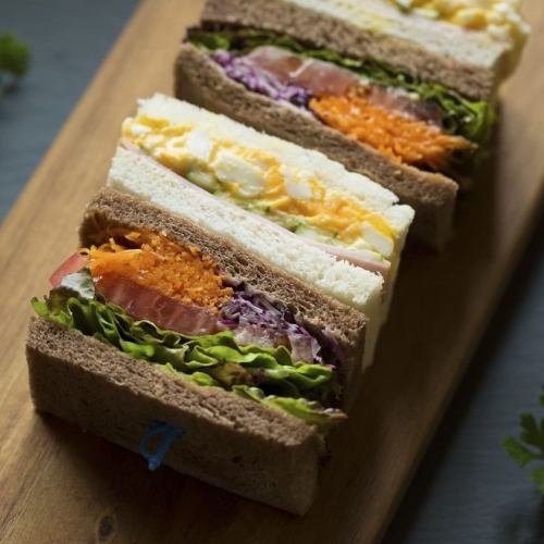 咖啡厅丰富的三明治